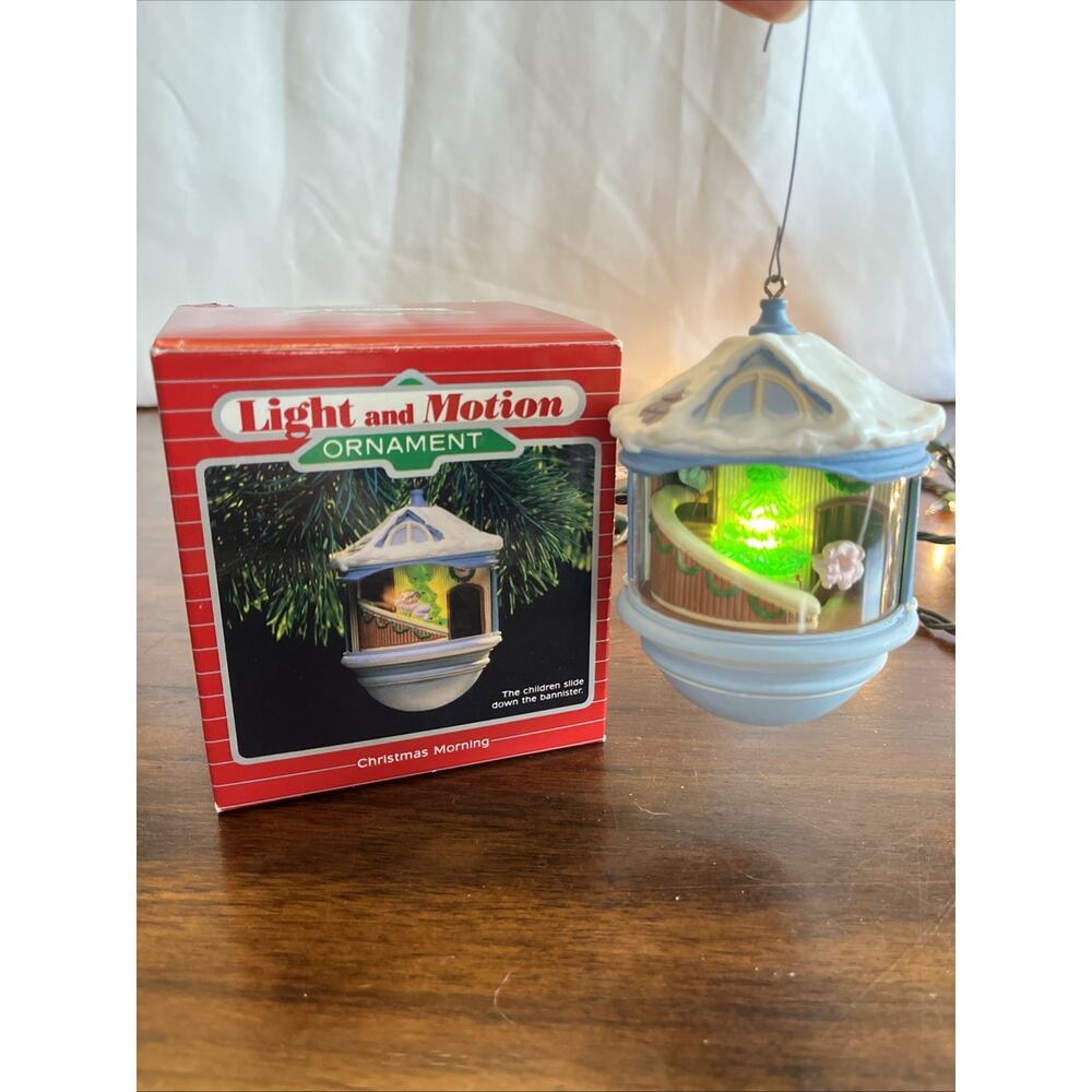 Vintage 1986 Hallmark Keepsake Magic Ornament “Christmas Morning” Light & Motion - Picture 2 of 9